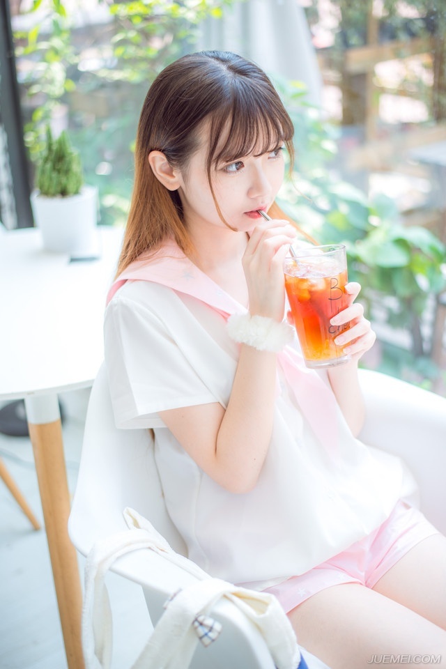 “原来如此。”伏德摇了摇头，苦笑道：“我是谁……我自己都快不记得了，我们这种人，是没有名字，只有代号，我乃夜凰卫，将军也可称我为死间，在来荆州的那一刻，就已经没有准备活着回去。”